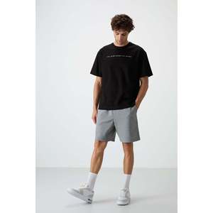 เสื้อยืดผ้าฝ้ายทรงโอเวอร์ไซส์สีดำสำหรับผู้ชาย Air Jones พร้อมพื้นผิวหนาและลายพิมพ์กราฟิก - รุ่น 88371 - Product Image 3