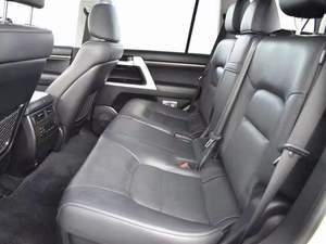 Toyota Land Cruiser 4DR SUV AWD 8L con transmisión automática, precio económico, año 2018 - Product Image 6