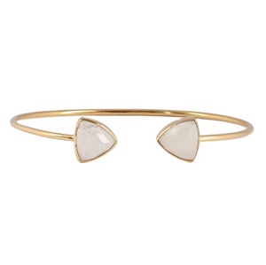 Double pierre précieuse Une paire de bracelet en or orné d'une pierre précieuse de calcédoine laiteuse en forme triangulaire - Product Image 1