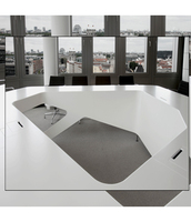 Explorez le mobilier de bureau personnalisé dans le design de table de conférence à surface solide CORIANS de Dubaï