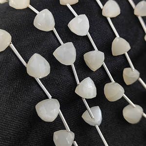 Cuentas de Piedra Lunar Blanca de 7-8 mm, Forma Trillón, Corte Facetado, Hilo de Cuentas de Piedra Lunar para la Fabricación de Joyas, 13-14 Cuentas en un Hilo de 8 Pulgadas - Product Image 4