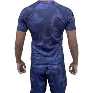 เสื้อแรชการ์ดแขนสั้น แห้งเร็ว พิมพ์ลายด้วยเทคนิค Heat-Transfer ผลิตจากผ้าสแปนเด็กซ์/ไนลอน พร้อมคุณสมบัติ UPF50+ เป็นมิตรต่อสิ่งแวดล้อมและป้องกันแบคทีเรีย - Product Image 2