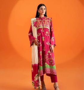 Ssumaira's Premium Digital Imprimé Viscose Bana Dora 3PC Suit avec Dyed Trouser & Dupatta - Product Image 4