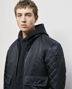 Chaqueta de bombardero de calle para hombre con mangas desmontables y cuello alto con cremallera de satén y bolsillos de carga mangas extraíbles - Product Image 6