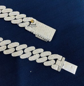 Esta bonita joyería de cuello para unisex hecha en plata de ley 925 y cadena de eslabones cubanos de moissanita de corte Baguette y brillante redondo - Product Image 3