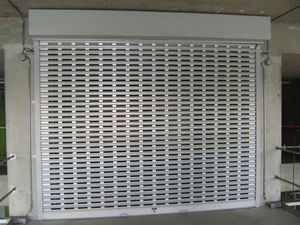 <span class=keywords><strong>Porte</strong></span> de sécurité perforée à <span class=keywords><strong>grille</strong></span> roulante en alliage d'aluminium moderne, isolante thermiquement et étanche, pour entrée de supermarché - Product Image 3