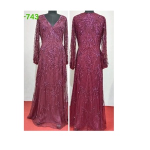 Robe perlée à manches longues en gros avec décolleté élégant et accents de cristal cousus à la main pour les événements officiels et les banquets en vente - Product Image 1