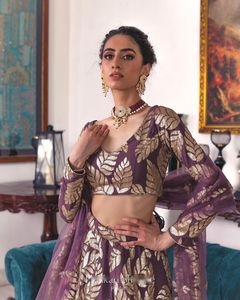 ชุดเสื้อผ้าสำหรับงานแต่งงานและงานปาร์ตี้,ชุดเสื้อผ้าสตรีผ้าไหมเทียมลำดับงานปัก Lehenga Choli กับ Dupatta ผู้ส่งออกแฟชั่นทั่วโลก - Product Image 2