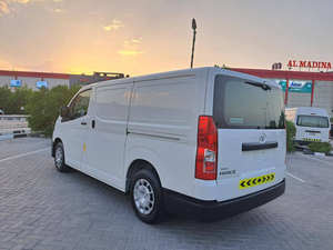 Fourgon d'occasion 2022-2023, essence, transmission intégrale, intérieur cuir foncé, conduite à gauche, toit ouvrant panoramique, automatique, norme Euro IV, caméra 360° arrière - Product Image 4