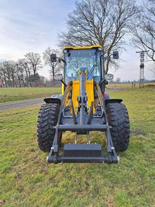 Envío Gratis: Cargadora de Ruedas JCB 409 Agri de 5.9 Toneladas, 74HP Turbo Diésel, Cucharón de 1.2m³, Carga Volcable de 3,584kg, Cargadora Compacta Agrícola - Product Image 4