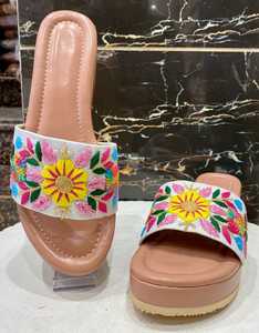 Meilleur produit Chaussures et accessoires Sandale de travail brodée à la main pour femmes disponible à la taille personnalisée d'Inde - Product Image 2