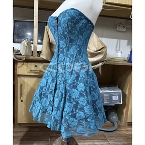 Robe corset en satin noir avec superposition en maille florale bleu ciel et fermeture à boucle sur le devant - Product Image 4
