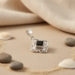 Colgante de Plata 925 con Flor de Ónice Negro para Mujer, Amuleto Religioso Hecho a Mano con Baño de Rodio y Piedras de Ópalo y Amatista, Ideal para Regalo - Product Image 3