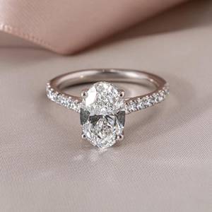 แหวนหมั้นเพชรโมอีส2.25 CT วงรีตัดวงรีพร้อมรัศมีที่ซ่อนอยู่และ1.8มม. ครึ่งนิรันดร์เครื่องประดับงานแต่งงานมินิมอล - Product Image 1