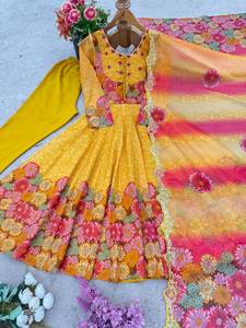 ชุดคุรตะอานาร์กาลีผ้าเนื้อนุ่มพิมพ์ลายดอกไม้สีเหลืองอ่อน พร้อมผ้าคลุมไหล่และกางเกงขายาว สีเหลืองเมจิกฮัลดี - Product Image 3