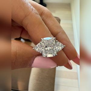 Bague de fiançailles en diamant de laboratoire de 4,00 carats VVS2 VVS1, taille coussin allongée, or massif, achat en gros, prix d'usine, livraison - Product Image 6