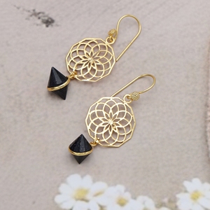 Pendientes Colgantes de Cono de Piedra Solar Azul Dua, Hechos a Mano en Latón con Baño de Oro de 18K, Joyería Elegante y Moderna para Bodas - Product Image 1