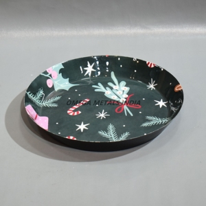 Elegante bandeja redonda en negro oscuro con alegres patrones navideños, perfecta para servir aperitivos y agregar encanto de temporada - Product Image 4