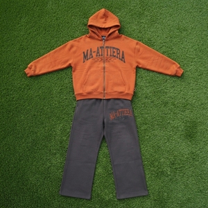 Ensemble de survêtement pour homme en deux pièces : sweat-shirt à capuche orange personnalisé avec fermeture éclair et pantalon de survêtement noir à jambes larges - Product Image 5