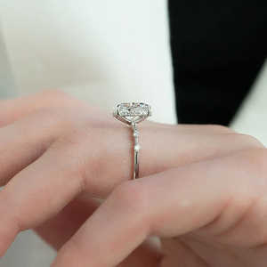 Bague de fiançailles en Moissanite à coupe ovale élégante et unique en argent 925 avec halo caché Bijoux de mariage élégants - Product Image 3