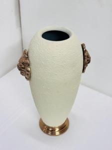 แจกันดอกไม้พื้นผิวที่มีการเน้นสิงโตทองบนฐานโลหะชิ้นส่วนตกแต่งที่เหมาะสำหรับห้องนั่งเล่นและห้องนอนในราคาที่เหมาะสม - Product Image 3