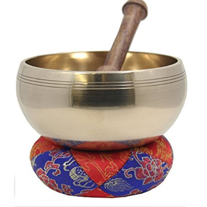 Cuenco tibetano dorado con anillos sencillos en su superficie lisa y palo de madera para producir sonido disponible a precio mayorista - Product Image 1