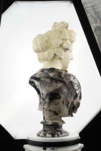 Nouveau design 55cm Statue en résine blanche Melpomene Muse Sculpture d'art populaire personnalisée avec conception personnalisée et décoration de couleur du Vietnam - Product Image 5