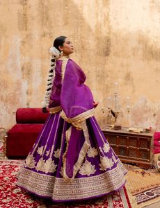 Qualité d'exportation Élégant Chinon Lehenga Choli avec Dupatta Idéal pour les festivals Sangeet et les fonctions d'engagement disponibles à la vente - Product Image 4