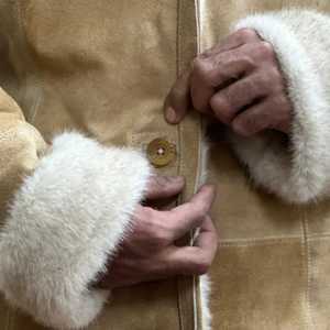 เสื้อโค้ทหนังแกะสีน้ำตาลสำหรับผู้ชาย Shenra - เสื้อแจ็คเก็ตมีฮู้ดบุขนสำหรับฤดูหนาวเพื่อป้องกันอากาศหนาวเย็น - เสื้อแจ็คเก็ตหนังกลับบุขนแกะ - Product Image 4