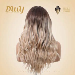 Perruque synthétique sans colle May-DWY avec dentelle transparente, raie au milieu, bouclée, couleur blonde ombrée - Product Image 4