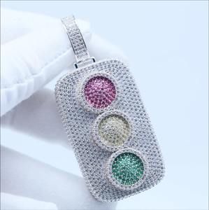 Collier pendentif hip-hop en moissanite VVS de style antique, serti de pierres, avec argent 925 plaqué or, design de feu de circulation, à bas prix - Product Image 1