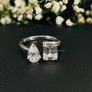 Bague de fiançailles en or massif 14 carats avec diamant CVD taille émeraude certifié IGI, style Chrétien Toi et Moi - Product Image 5
