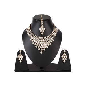 Collier Kundan plaqué or lourd avec strass, perles et diamants pour mariage, fête, cadeau, ensemble de bijoux de mariée raffinés incluant une bague - Product Image 4