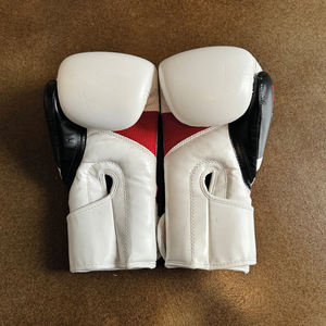 Nuevos guantes de entrenamiento de boxeo más populares Soporte de muñeca de gancho y bucle Guantes de competición y combate de boxeo de cuero genuino - Product Image 2