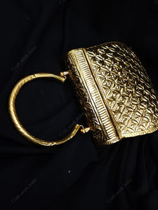 Sac de soirée en métal sculpté doré avec poignée arrondie, surface florale ornée, sac à main de luxe pour femmes, sac de soirée formel pour mariage, export - Product Image 4