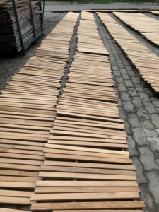 علاج كيميائي بألواح خشبية صلبة على طراز T & G تصميم صناعي E4E 18X90/42 أرضية