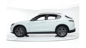 Alfa Romeo Stelvio Sprint 2025 d'occasion en excellent état, transmission intégrale, moteur turbo, boîte automatique, pneus R18, intérieur cuir, régulateur de vitesse adaptatif, jantes en alliage d'aluminium, électrique - Product Image 5