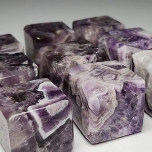 Cubo de amatista, artículo artesanal de piedra de ágata semipreciosa con acabado pulido, Ideal para exhibición de mesa, curación espiritual - Product Image 1