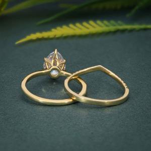 Bague de fiançailles solitaire en diamant de laboratoire taille poire de style élégant avec un ensemble de mariage en or 14 carats pour des bijoux fins de luxe - Product Image 6