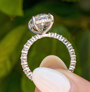 Bague de fiançailles scintillante en moissanite de taille ovale de 4 ct, halo caché, pavé à une broche pour femme en or blanc massif 14 carats - Product Image 3