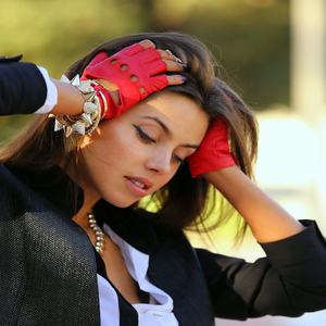 Gants mi-doigts respirants pour hommes et femmes, en cuir PU, pour la conduite et les activités de plein air au printemps et en été, fabriqués au Pakistan - Product Image 4