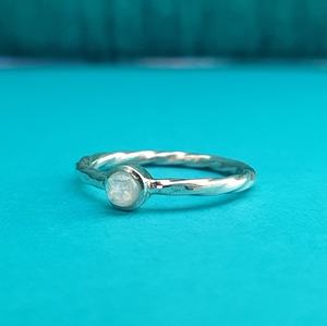 แหวนหมั้นแต่งงานสีเงินสเตอร์ลิง925แบบมินิมอลแผ่นพลอยโรเดียมสีรุ้งตามสั่งสำหรับปาร์ตี้ - Product Image 4