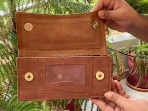 Pochette en cuir de vache véritable, sacoche pour femme, disponible en marron foncé, en fourrure de vache - Product Image 5