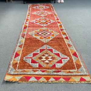 Tapis de 2,7 x 10 pieds, tapis turc vintage, tapis en laine rouge - Product Image 1