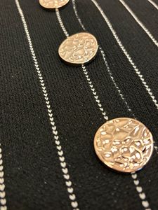 เสื้อกั๊กถักลายทางคอวีลำลองของผู้หญิงมีกระดุมด้านนอก - Product Image 4