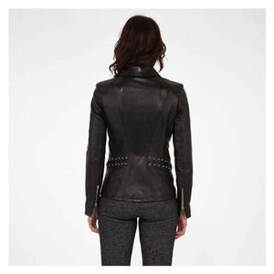 แจ็คเก็ตหนังแท้สไตล์เท่ห์สำหรับทุกเพศ ระบายอากาศได้ดี เป็นมิตรกับสิ่งแวดล้อม กันลม ติดกระดุม เหมาะสำหรับฤดูใบไม้ร่วงและฤดูหนาว ราคา OEM/ODM สำหรับผู้หญิง - Product Image 2