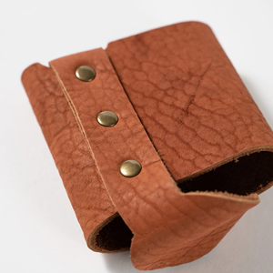 Accesorio personalizado de cuero de grano completo para hacer cola, barbacoas en el patio trasero, Enfriador de latas deportivas para exteriores - Product Image 6