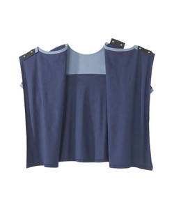 T-shirt adaptatif post-chirurgie pour homme avec boutons pression Motif lettre teint en vêtement 100% coton à manches courtes pour les patients âgés - Product Image 3