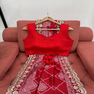 Sari de diseñador Premium en tela de seda Kota con codificación intrincada y trabajo de encaje de secuencia, emparejado con blusa de seda Mono Benglori - Product Image 6