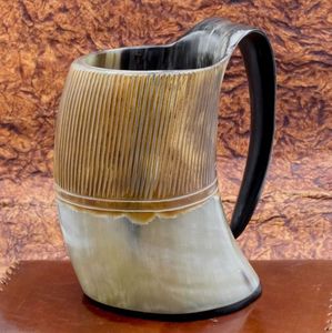 TAZAS DE CUERNO PARA BEBER CON GRABADO en tamaños grandes adecuados para suministros Vikingos de la jarra de cuerno de la India para ocasiones navideñas - Product Image 1